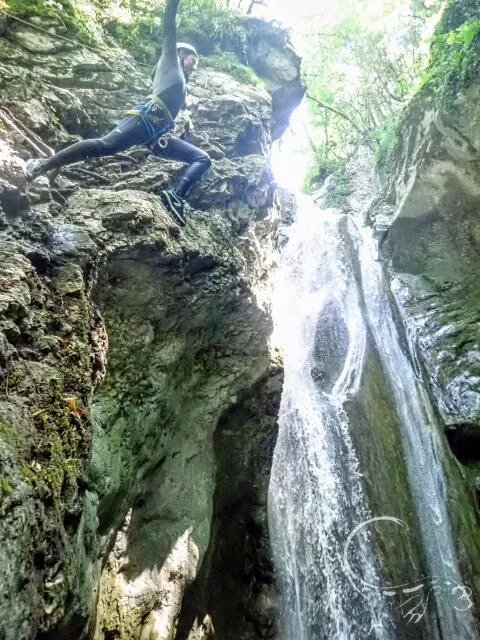 Saut au canyon du Versoud