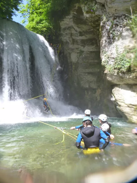 Passage en tyrolienne de la cascade de tuf