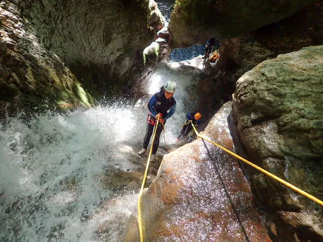 Rappel d'entrée dans le canyon du Furon