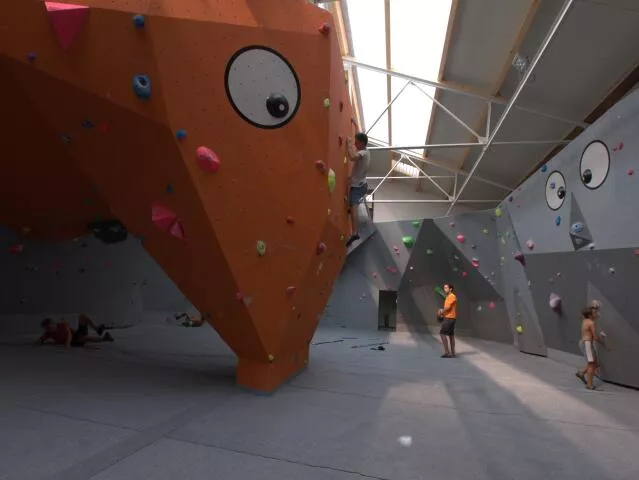 Cours d'escalade sur bloc au Labo
